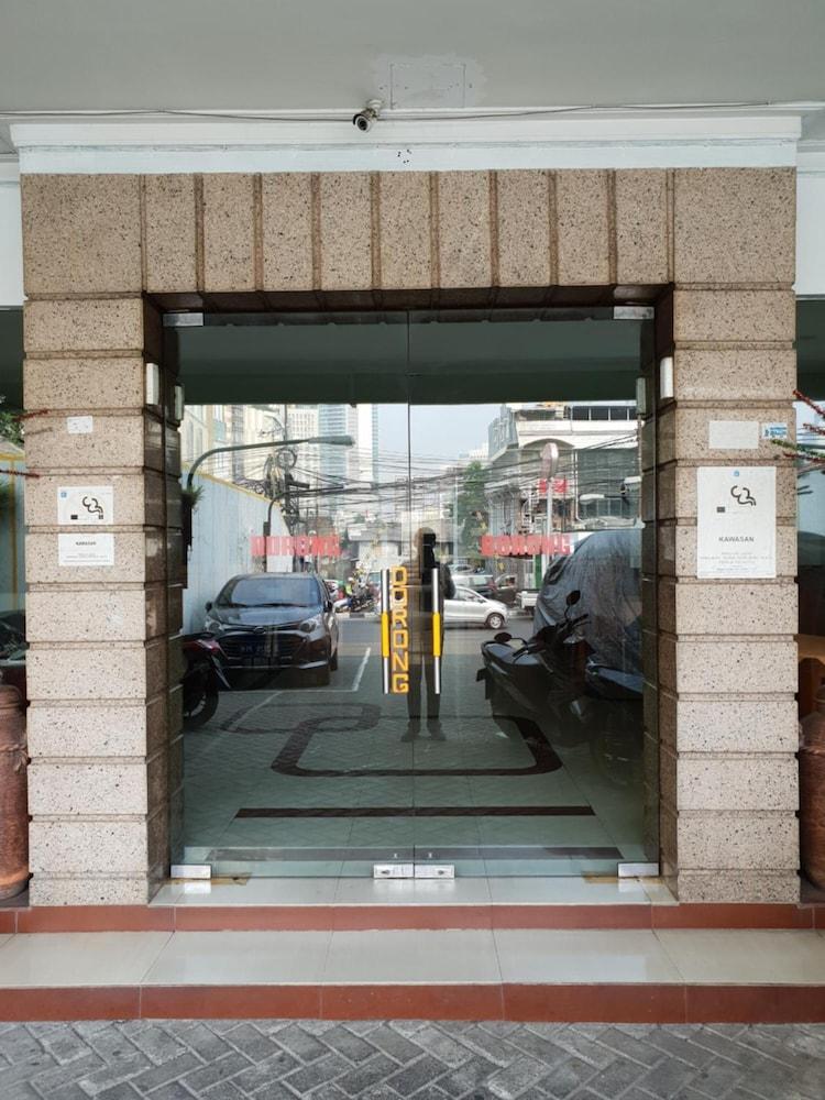 Hotel Caravan Tanah Abang Jakarta Exterior foto